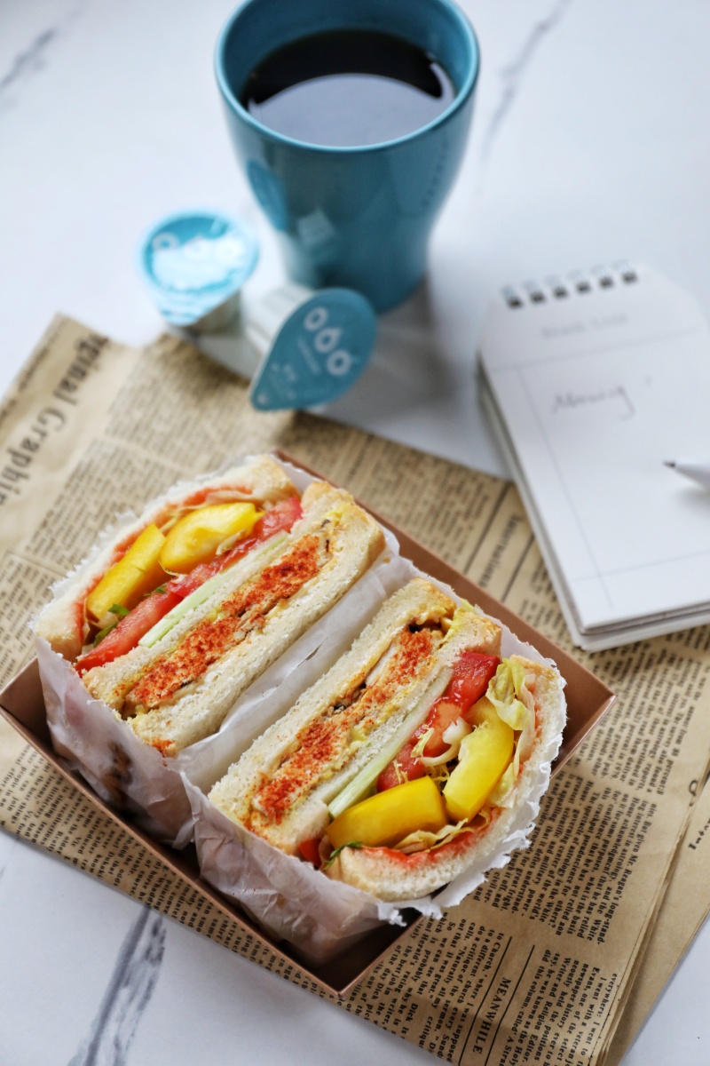 一人食分享超厚鸡排三明治早餐吃不完午餐继续吃