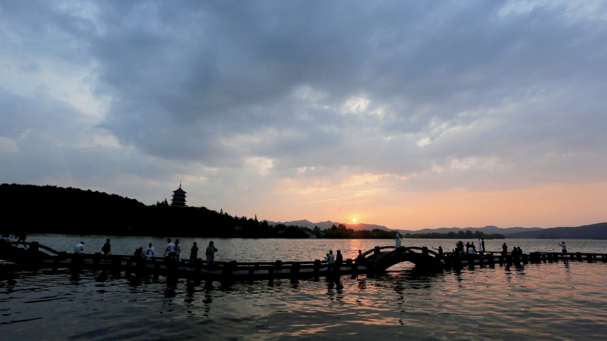 西湖长桥公园的日落