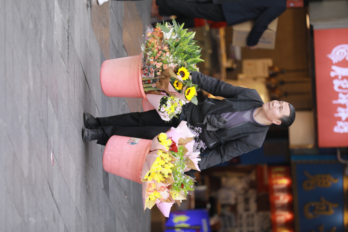 卖花- 彭光新人像摄影 - 图虫