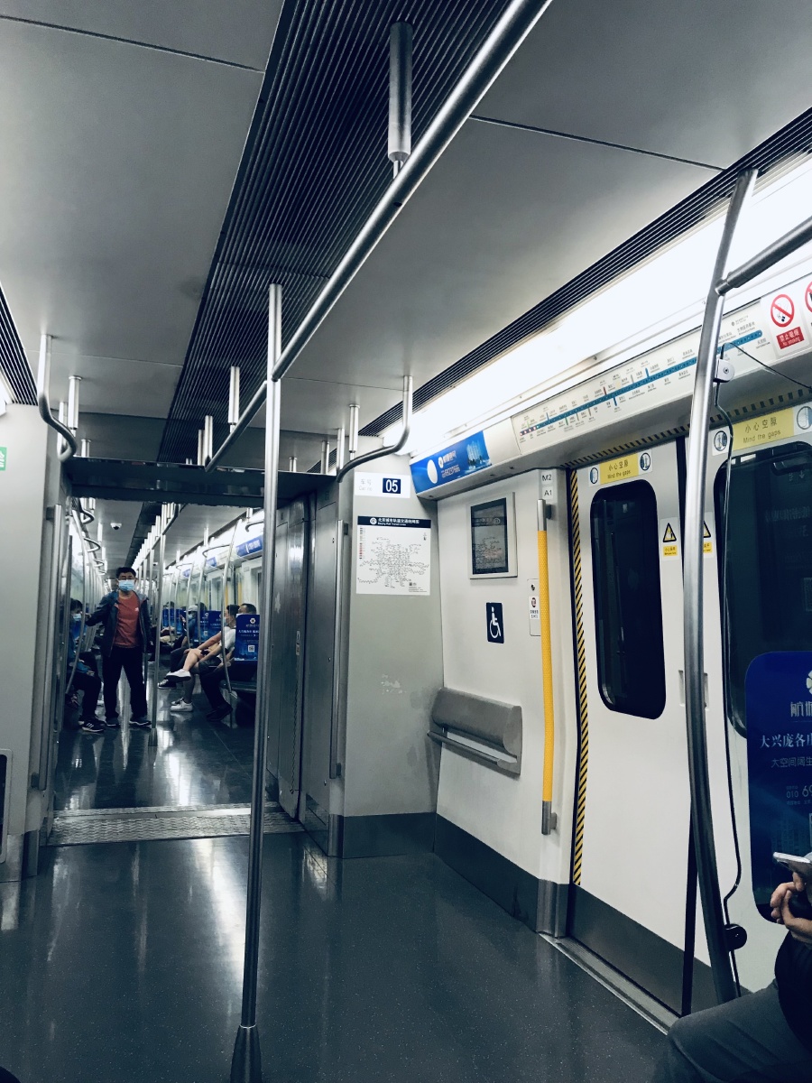 北京四号地铁线北京大学东门站地铁内空空的