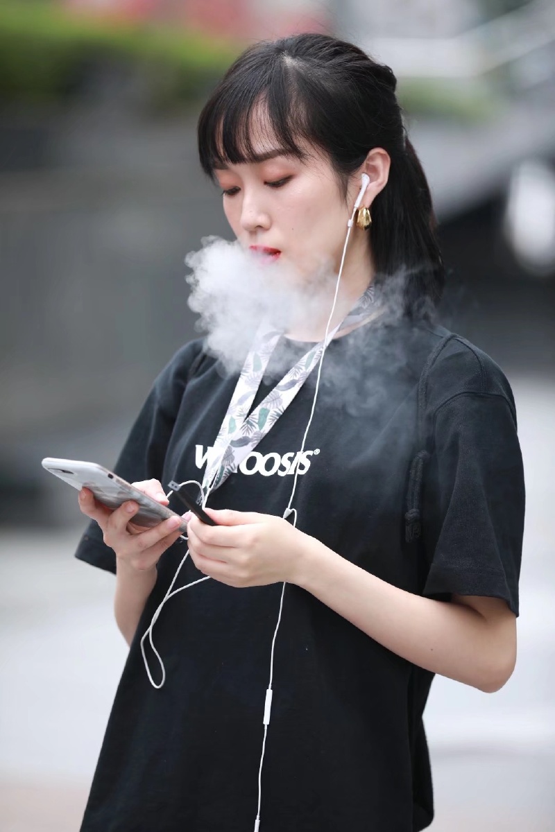 吸烟女人