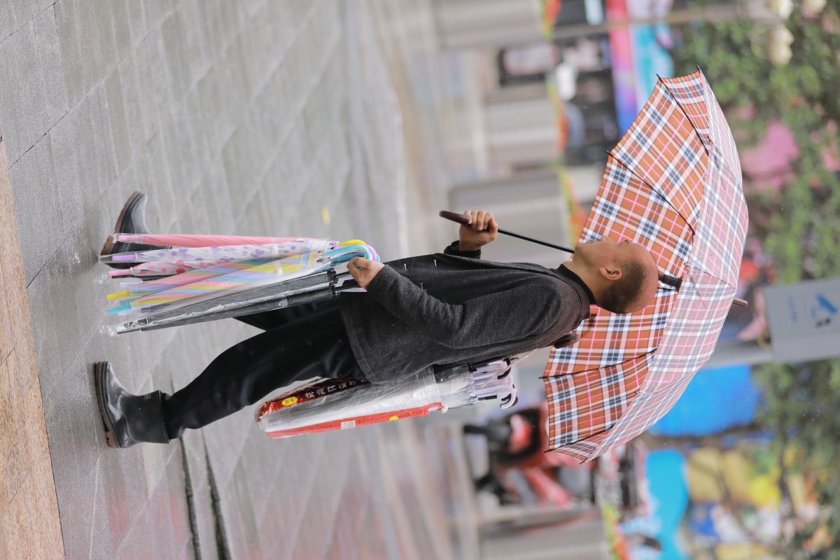 卖雨伞 - 彭光新人像摄影 - 图虫