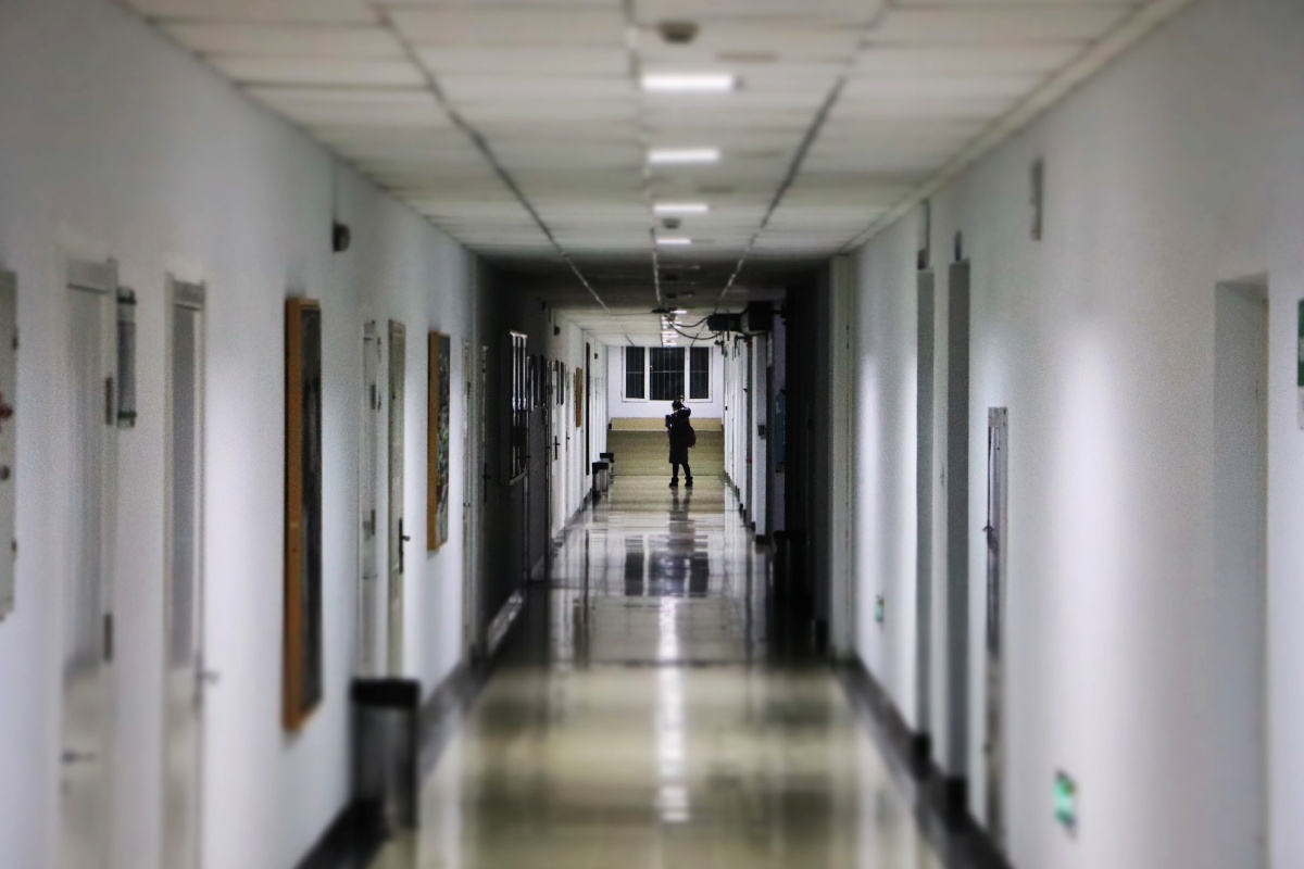 夜晚的走廊上,只听得见学子的读书声