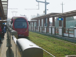 568561