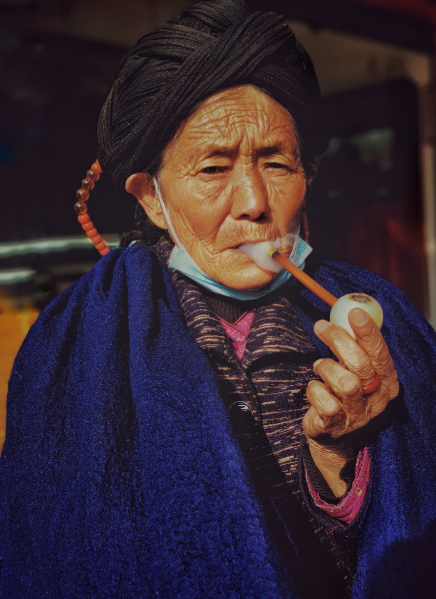 抽兰花烟的彝族老阿妈