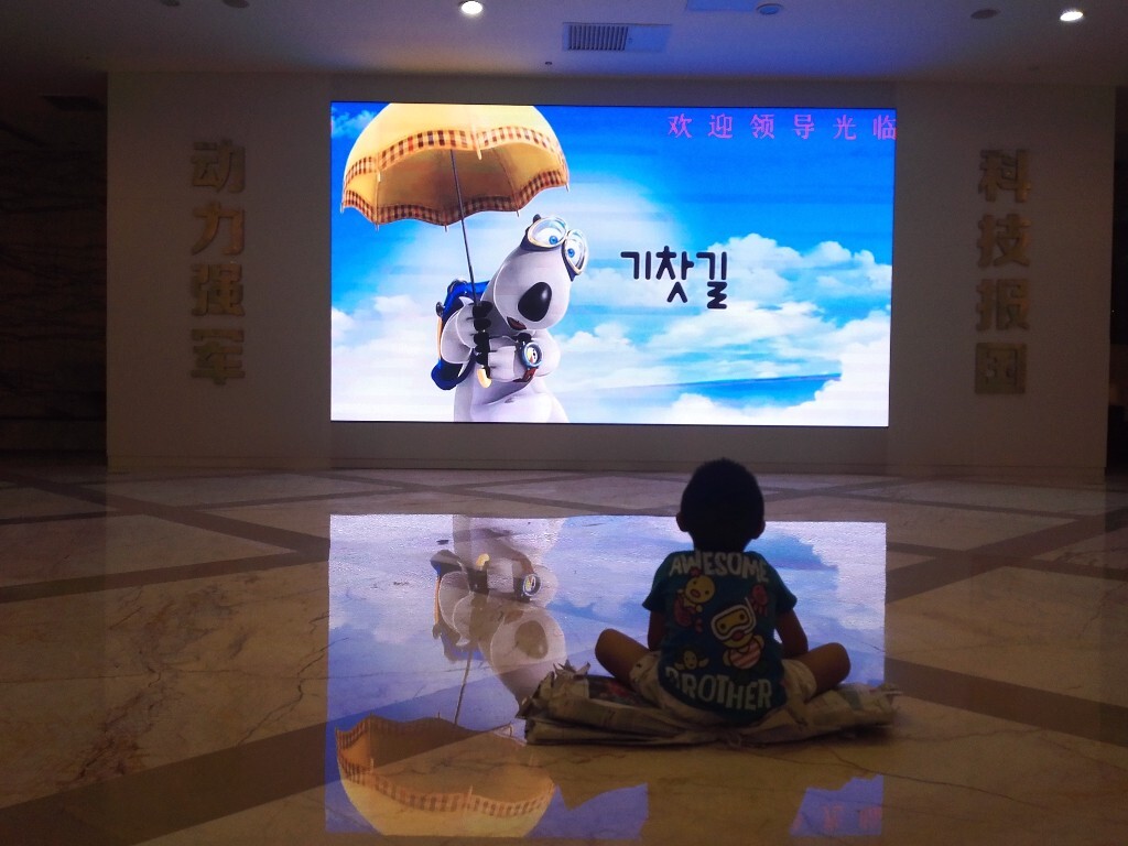 你被动画片吸引，我被你的执着吸引。