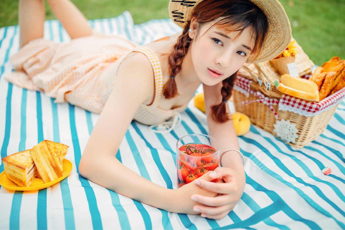 夏日阳光草地野餐甜橙少女