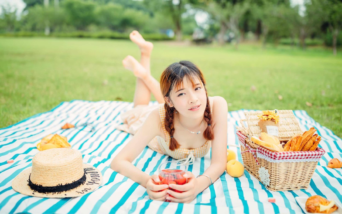 夏日阳光草地野餐甜橙少女