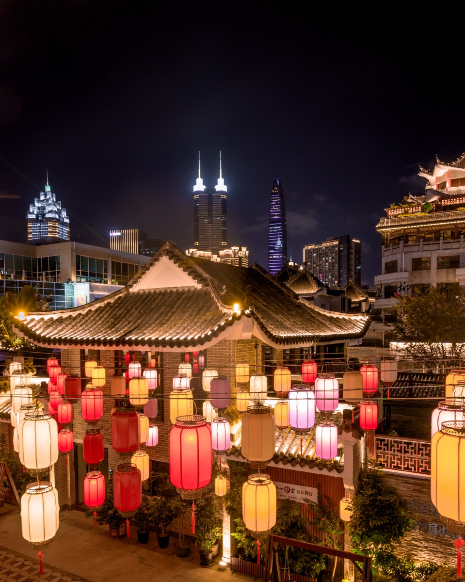 凭栏处华灯初上抬望眼灯火阑珊