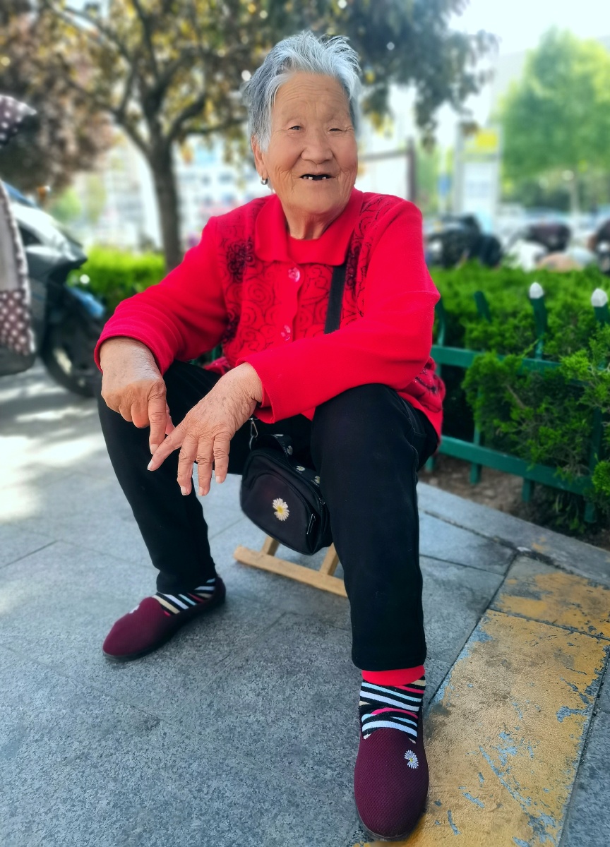 一个很开心的老奶奶