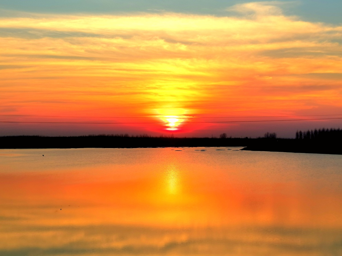 夕阳下的宁静落日美好的晚霞云海