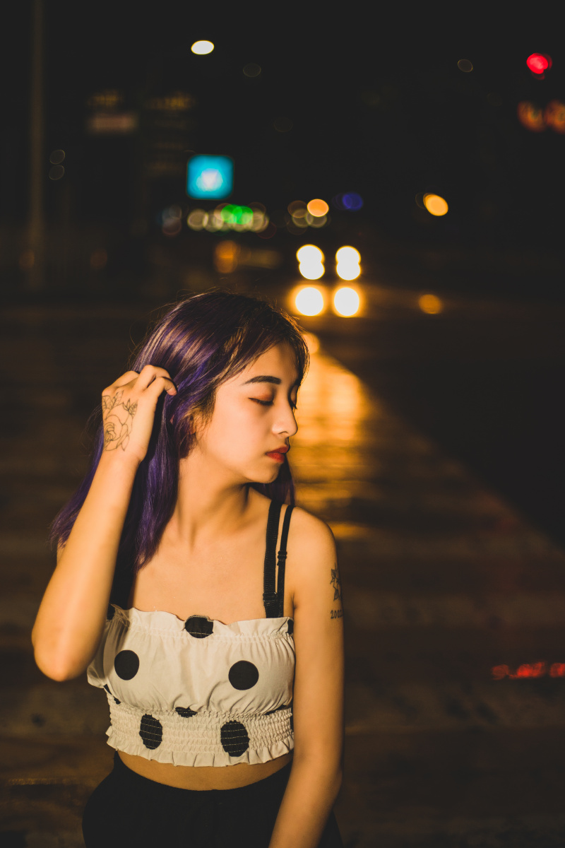 孤独的背影成三人行走在城市的各个角落模特佩琪小姐姐摄影alyan