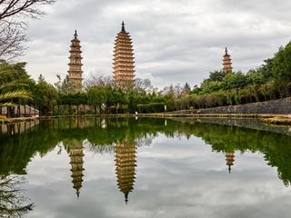 大理崇圣寺三塔倒影