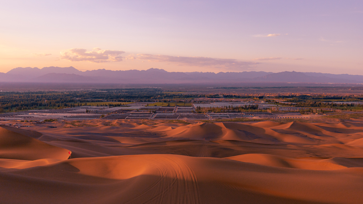 沙海远岸摄于新疆吐鲁番库木塔格沙漠.