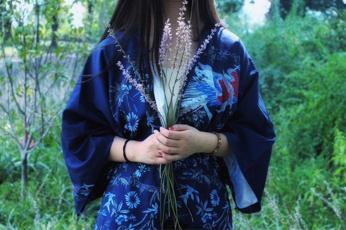 我情愿化成一片落叶 ,让风吹雨打到处飘零 - 人