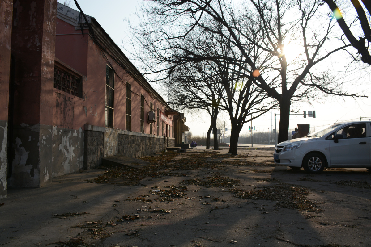 12月6日,桓台站外边一片荒芜.