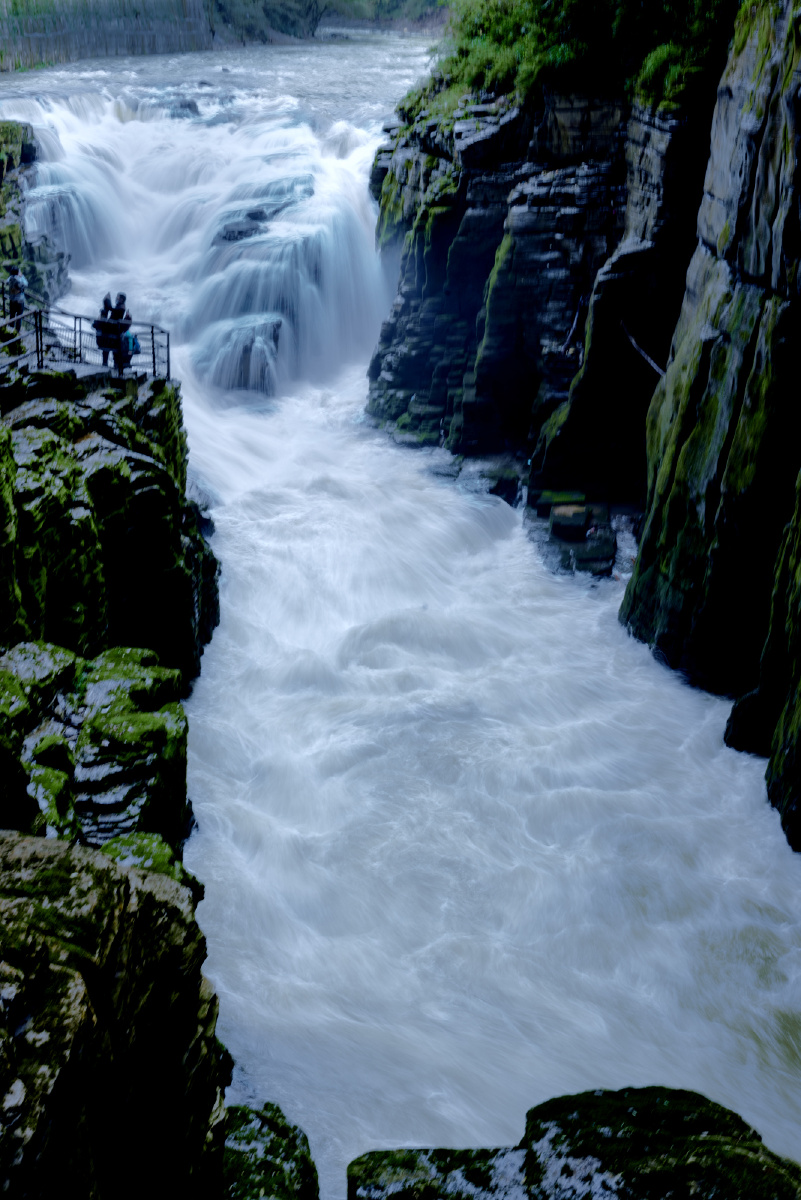 奔流不息湖北利川腾龙洞瀑布