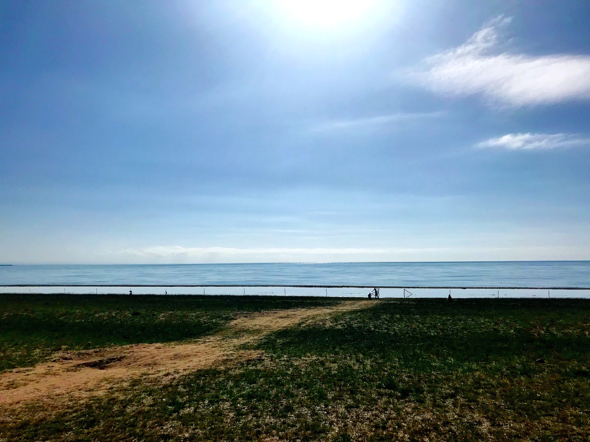 中午的青海湖