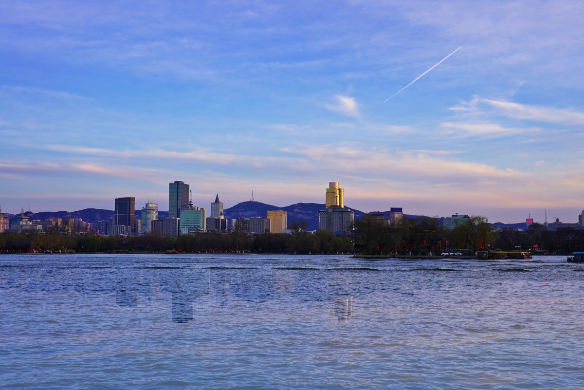 济南大明湖罕见的佛山倒影合片