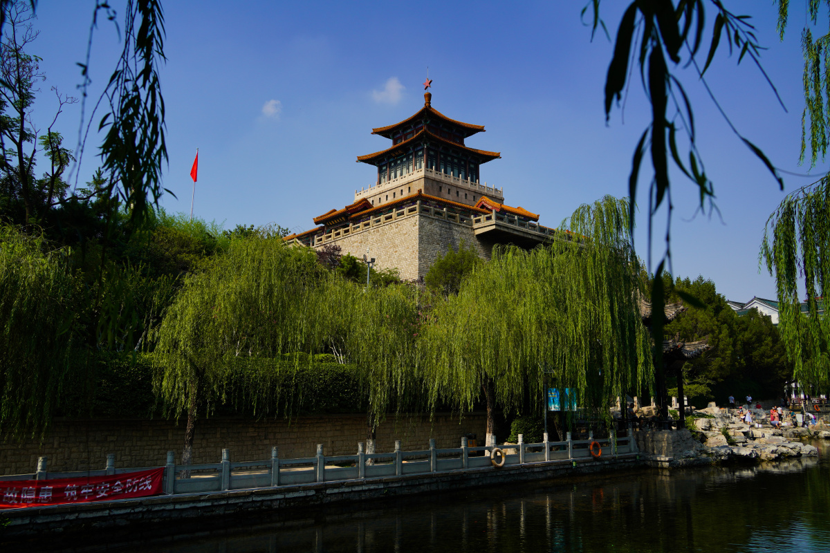 济南仅保留了古城墙的一角 ,现称解放阁