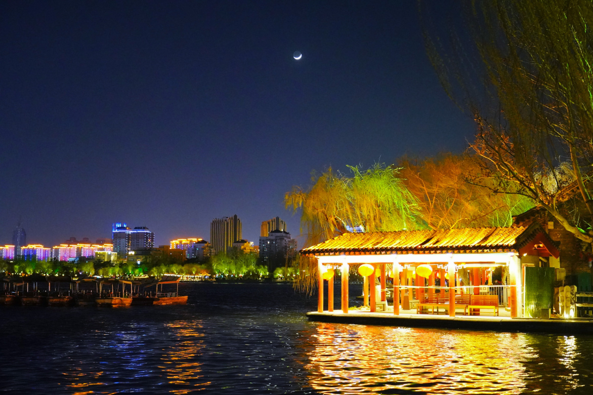 明湖西悬新夕月济南大明湖