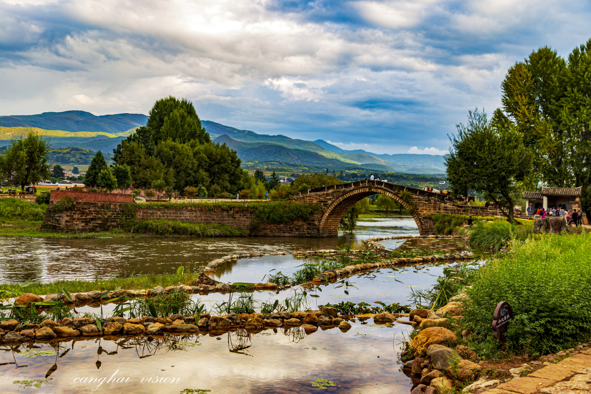 云南沙溪古镇镇口老拱桥