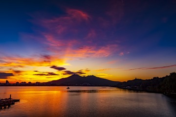 晨曦龍躍