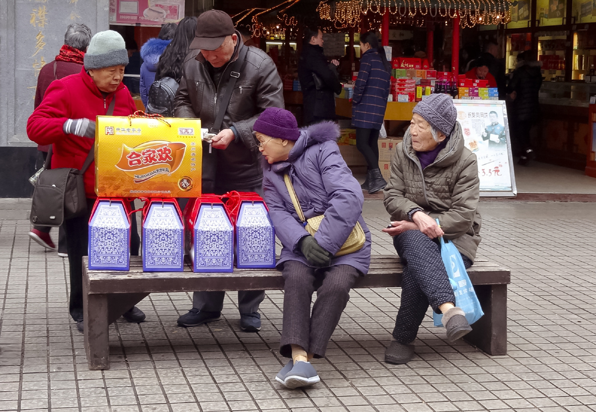 购年货的老人