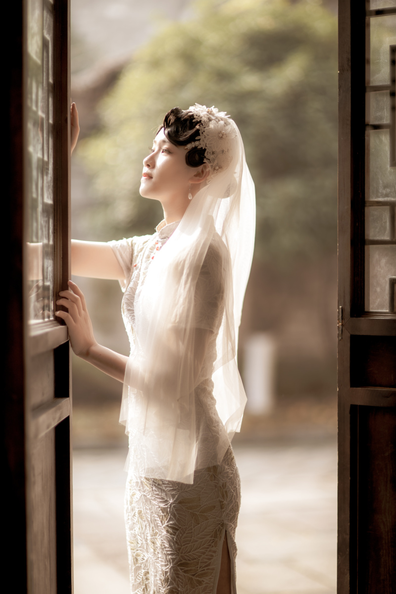 旗袍充满神秘而魅惑的女子带着旧时光的味道自古典向现代枭娜走来不动