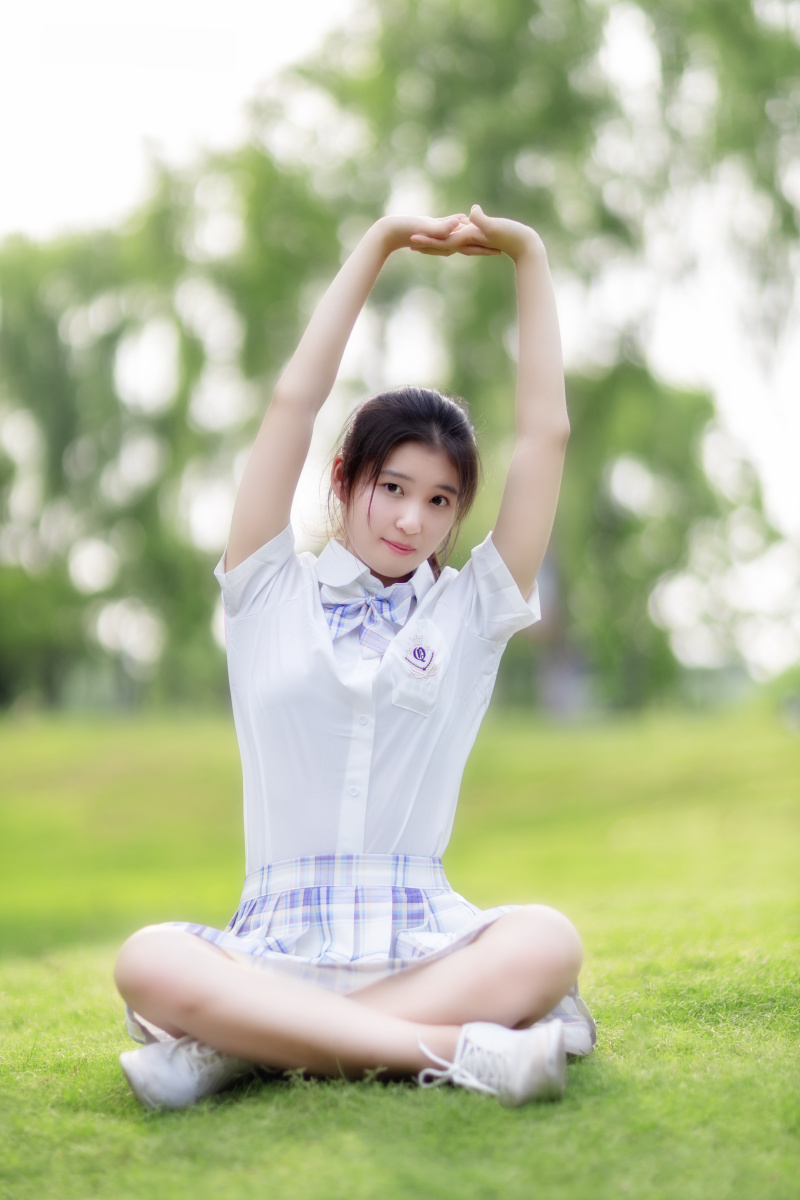 日系小清新jk学生装草坪公园花海约拍大一的碎花裙和jk小姐姐高颜值高