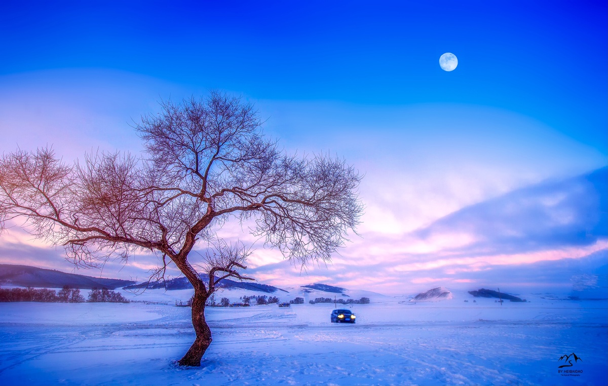 破晓明月晨辉耀雪