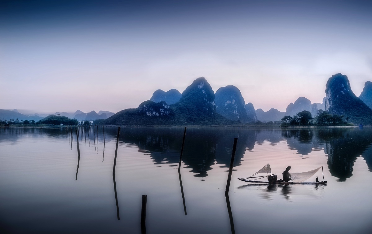 远看山有色近听水无声