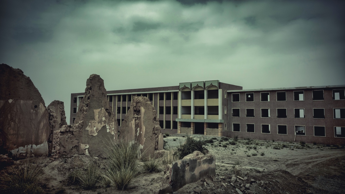 末日废土教学楼拍摄于酒泉市石油小镇