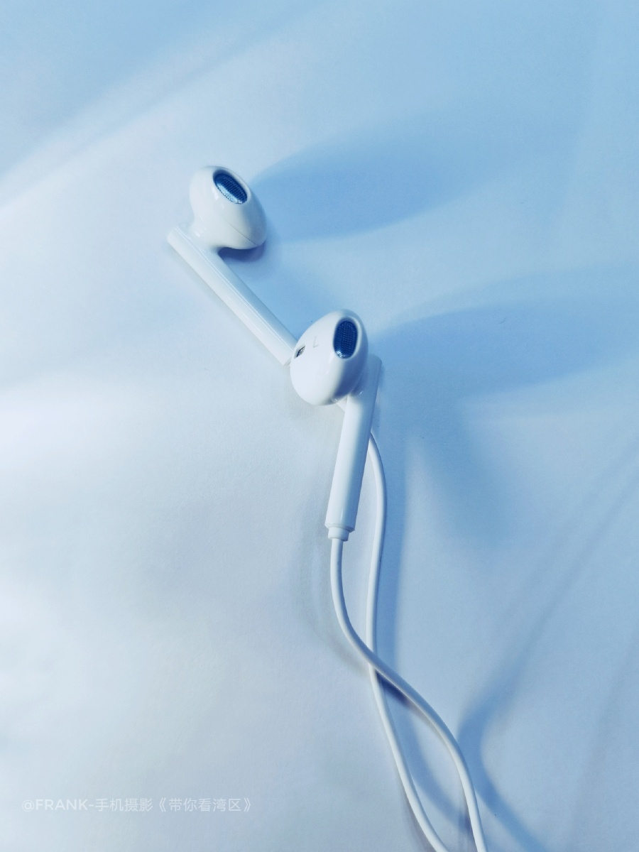 日常生活中的有线耳机.