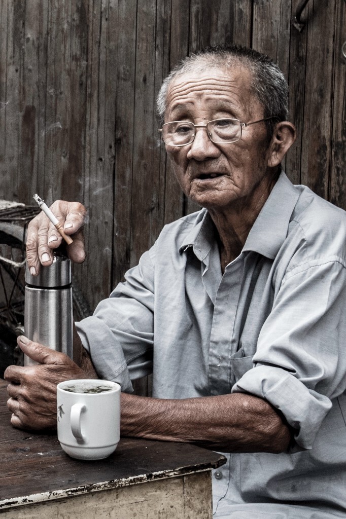 小镇，清晨，平淡的生活，闲适的老人。