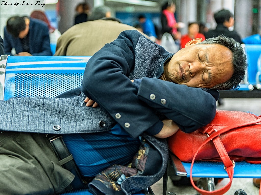 好吧我承认大中午的这不是在等末班车