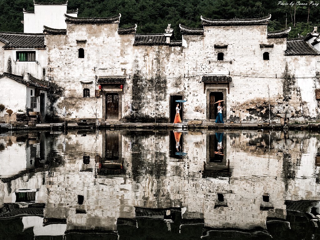 水乡，古镇，马头墙；蓝色，橘黄，女孩子。