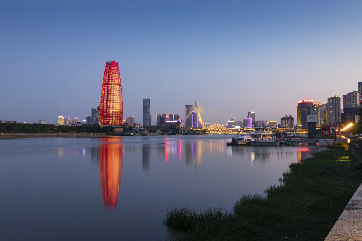 甬江夜色摄于书藏古今港通天下的浙江宁波夜幕即将降临甬江大桥外滩