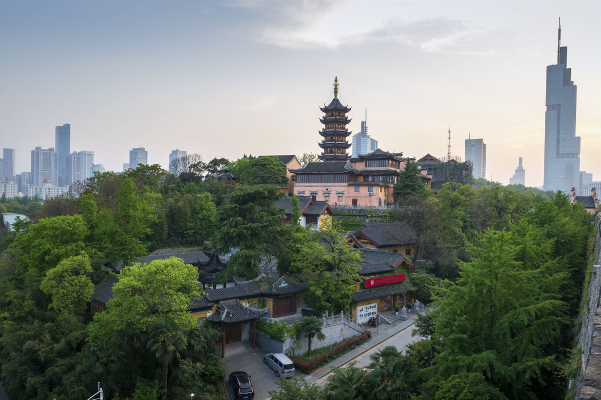 《古鸡鸣寺》——南京出差打卡,摄于南京城墙台城景区的城墙上,经典机