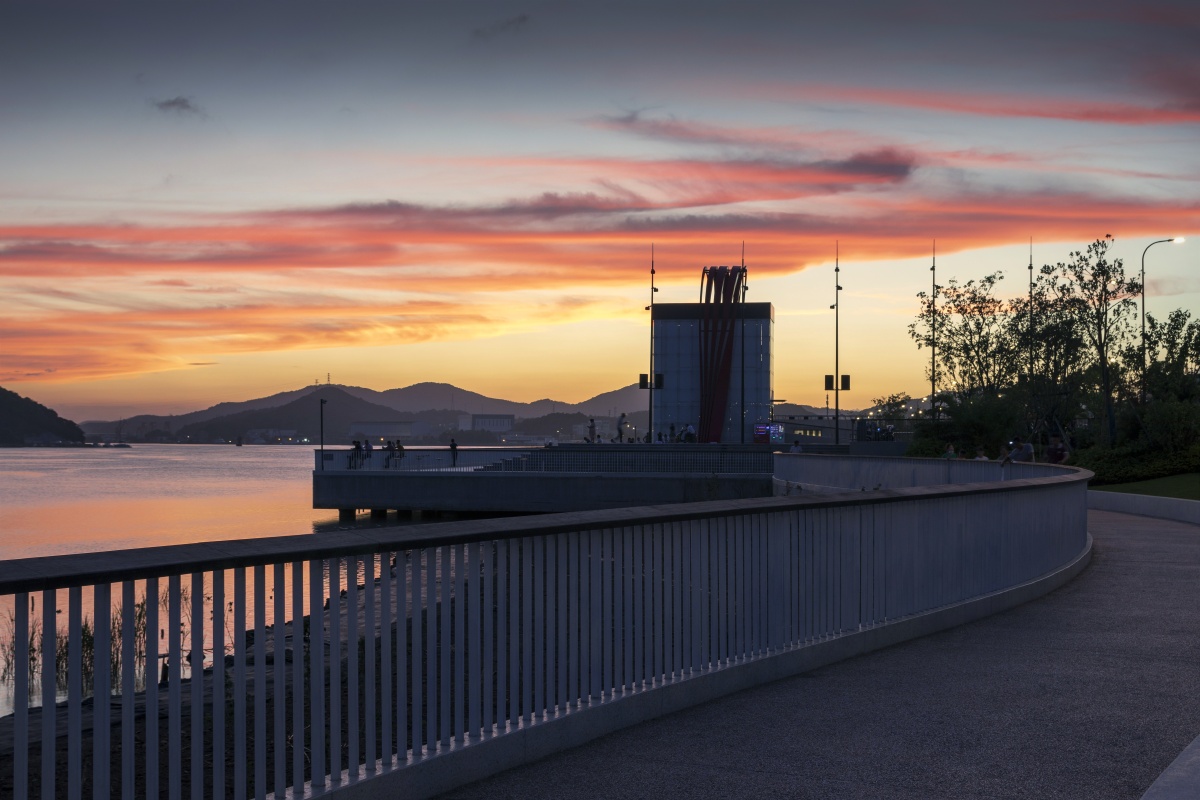 滨海晚霞拍摄于浙江舟山新城滨海大道
