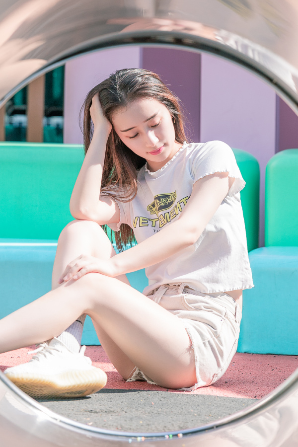 缤纷夏日》 摄影/后期:珺珺, 出镜:Claire, 用马卡龙色做背景,完成