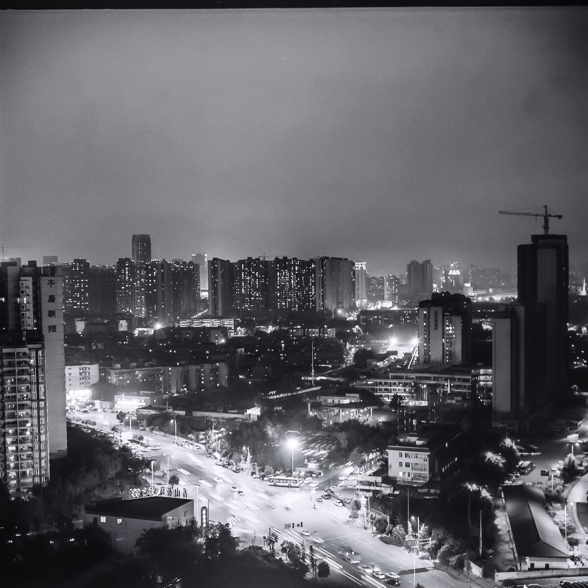 马上要搬到建设路了，万年场路口这个家住了三年，从来没上天台来好好看看。<br />
潘太康6+HP5