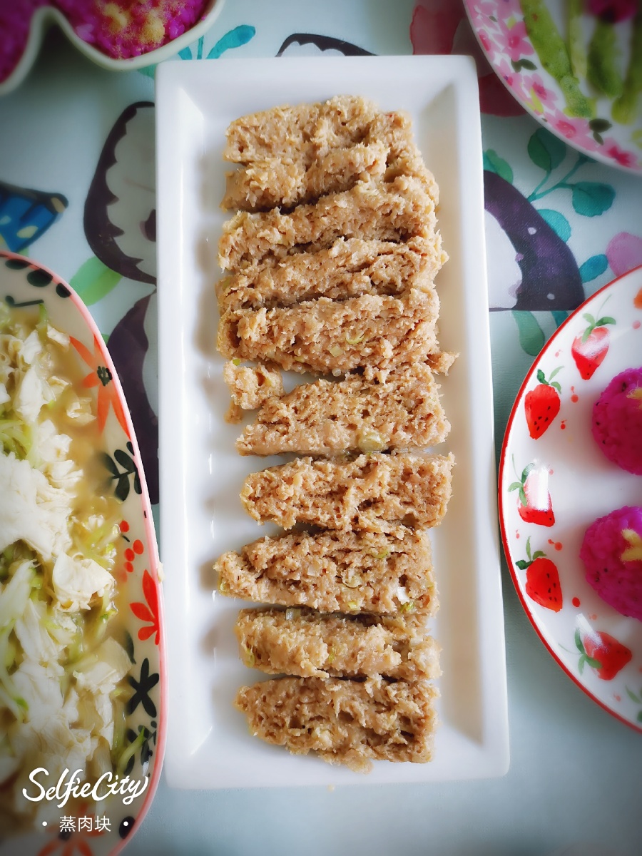 今天中午做了美味蒸肉块喷香肉松彩虹球,凉拌豆油皮,美味午餐吃的好好
