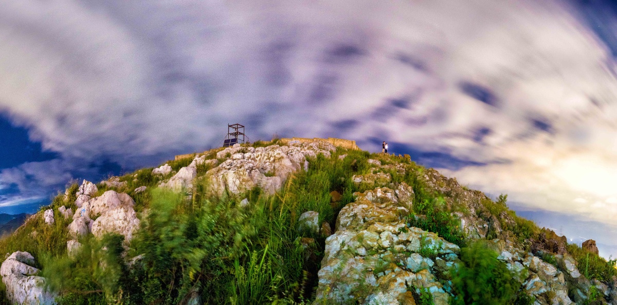 长虫山,又叫蛇山,位于昆明市北市区龙泉镇,大观楼长联"东骧神骏,西翥