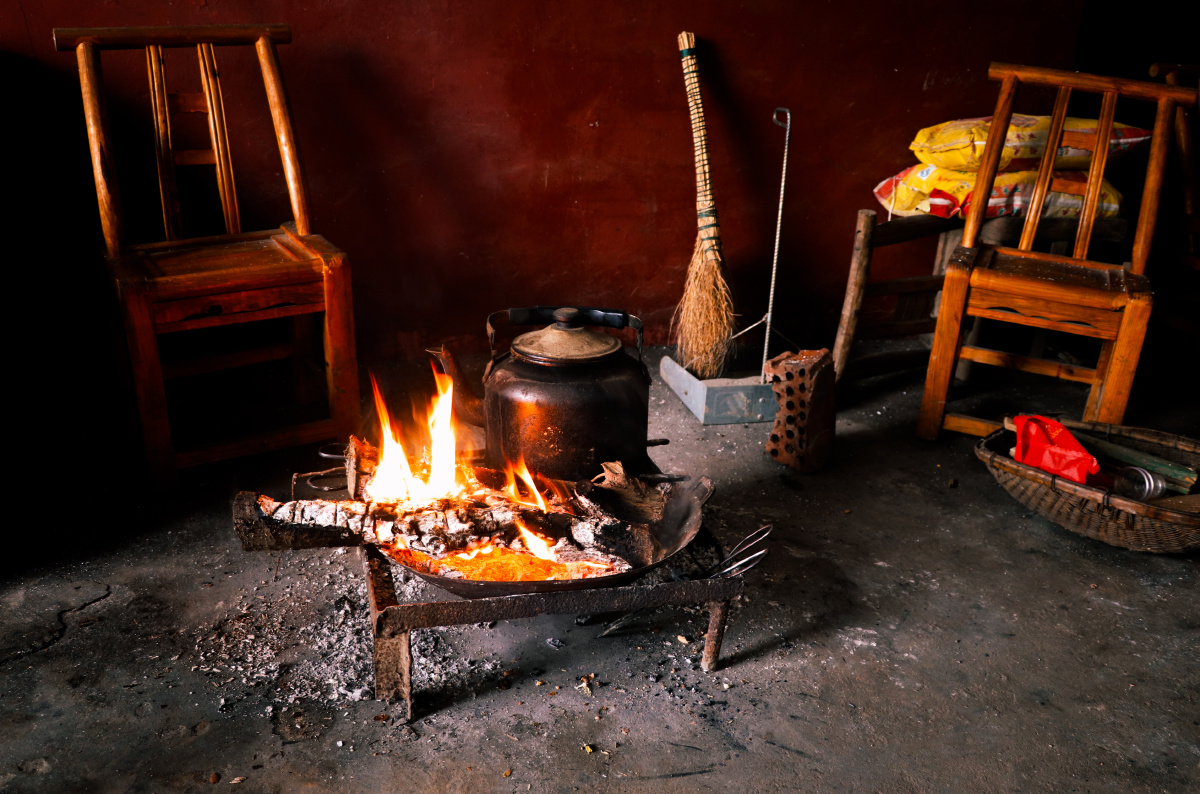 1/125人文纪实手册柴火发热的热量篝火乡村#椅子烟烤火火#水壶着火