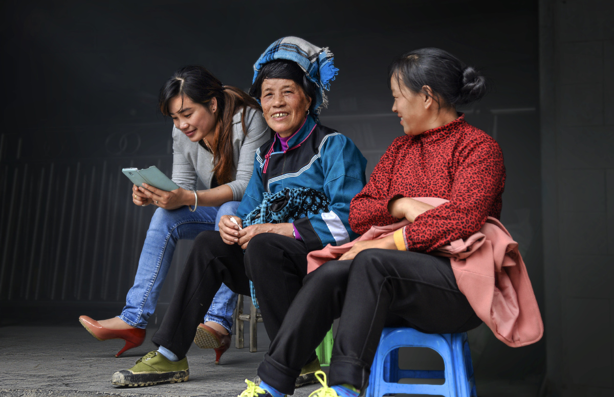 我在达地街上拍摄,突然有人在我背后喊道:"给我们大姐来一张吧".