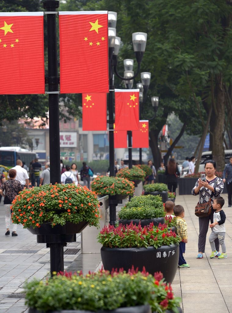 2016年9月30日，重庆，解放碑步行街国旗飘扬，市民在共和国的旗帜下欢度祖国67周岁生日。