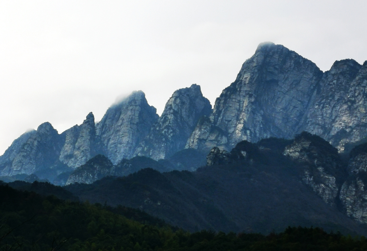 阴雨中的庐山五老峰