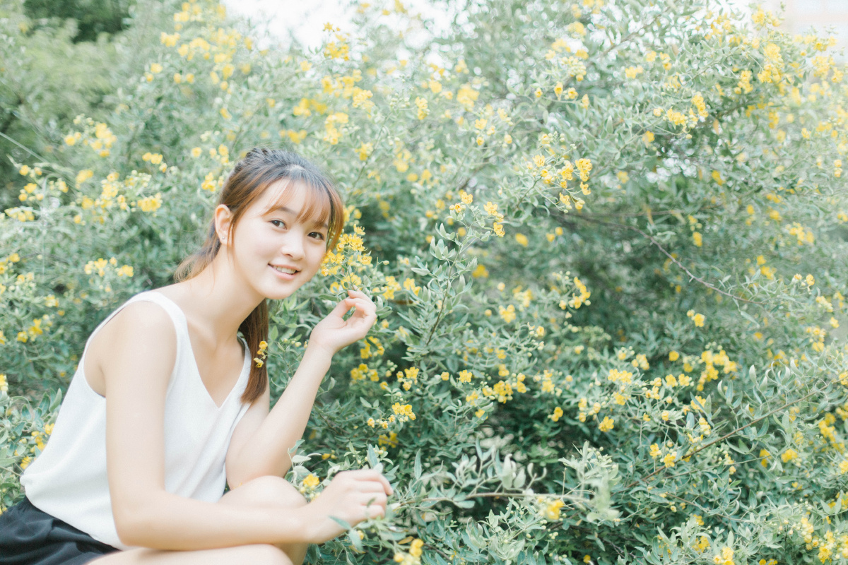 19岁的花季少女一颦一笑都那么美最让人沉醉的还有那无辜的眼神