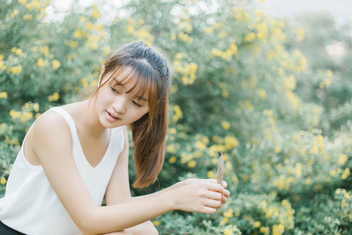 19岁的花季少女一颦一笑都那么美最让人沉醉的还有那无辜的眼神